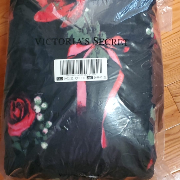 Victoria's Secret Red Roses Sherpa Throw Blanket - Picture 6 of 6